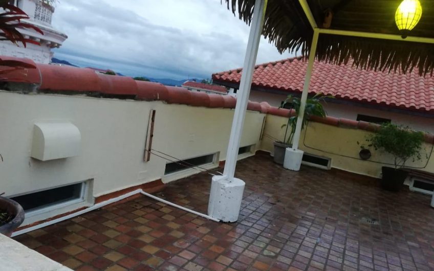 Alquiler de Apartamento de tres niveles con Terraza y Rooftop en Casco Antiguo