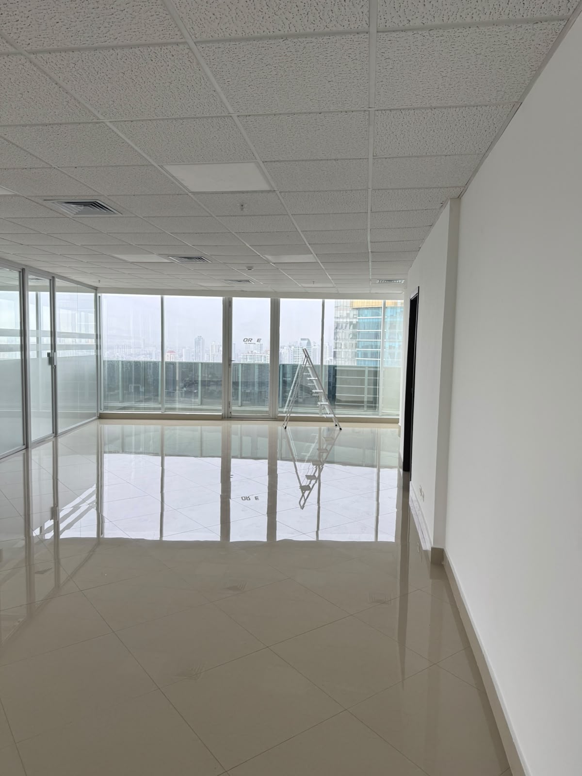 Oficina en alquiler en F&F Tower Panamá con vista panorámica en Calle 50